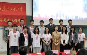 (中国)·顶奢体验集团党支部参加高校促就业讲坛活动
