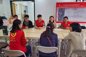 浓浓关爱暖人心，(中国)·顶奢体验集团党支部慰问困难单亲家庭